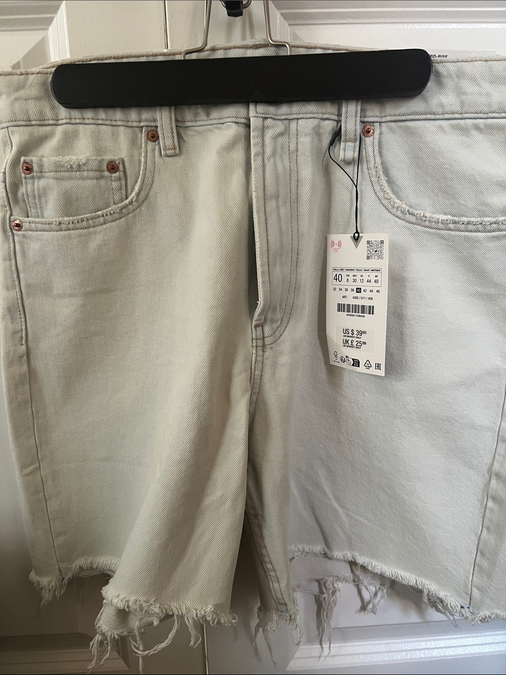 Zara women Light Beige Relaxed Denim Shorts